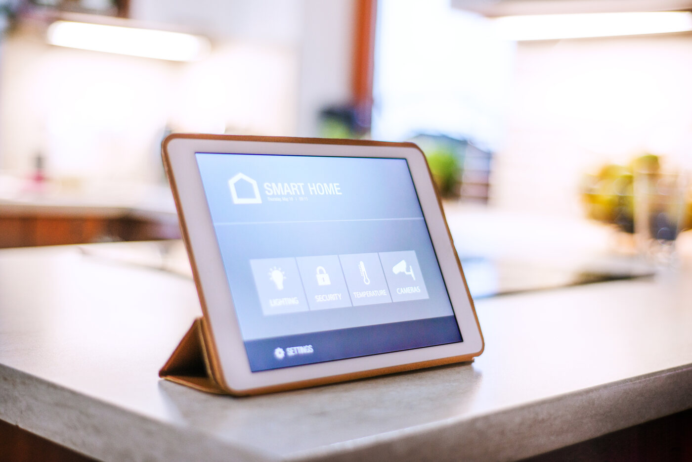 Steuerung der Haustechnik über ein Tablet in der Küche