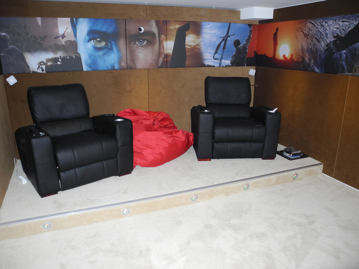 Kinoraum mit Sitzreihe und Leinwand