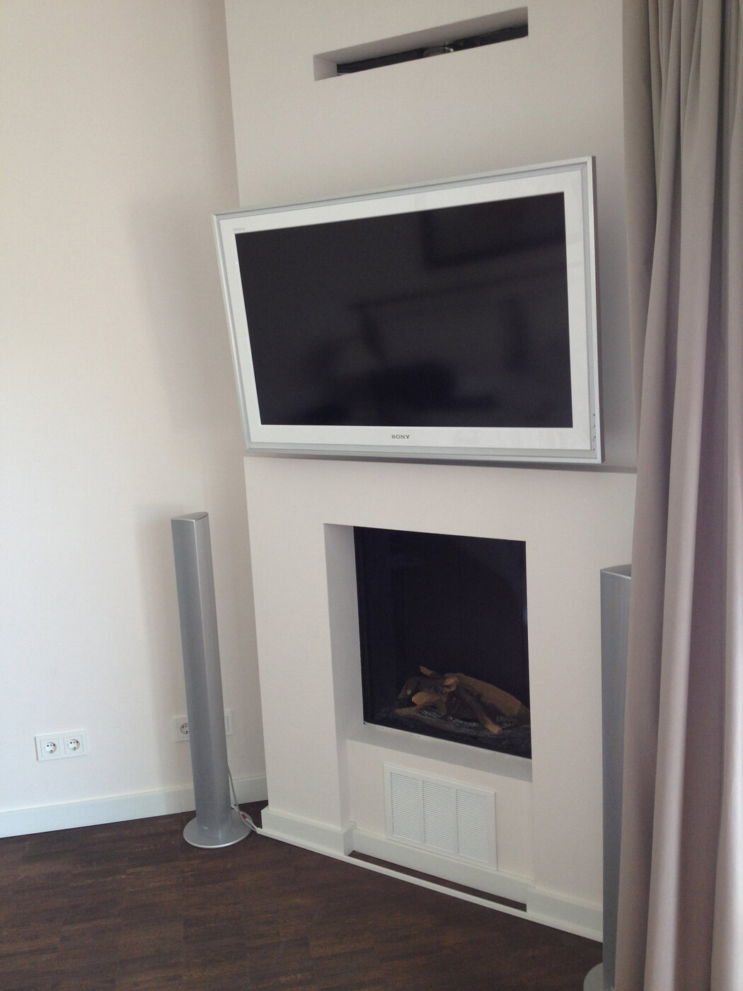 Wandmontierter Fernseher über einem Kamin