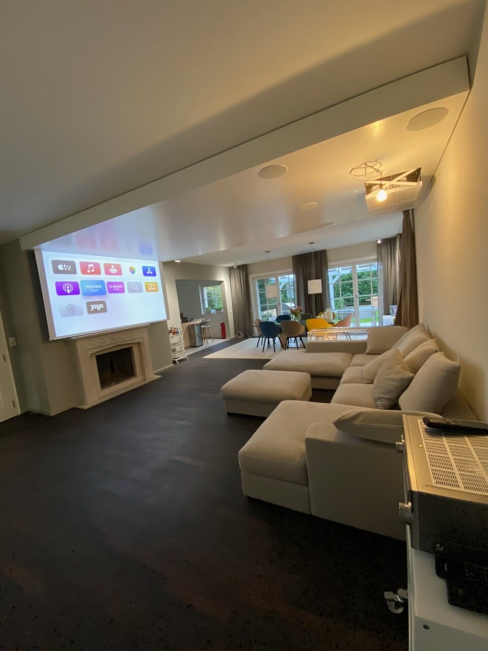 Integriertes Heimkino im Wohnzimmer mit Kamin